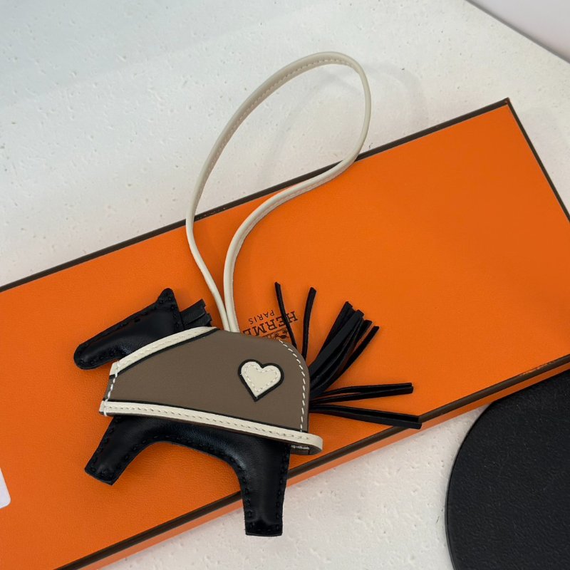 HERMES Rodeo Robeo Coeur小馬 - 黑/大象灰/奶昔白-5