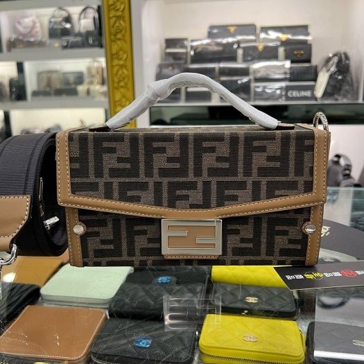 東區正精品㊣FENDI soft trunk Baguette 7VA565 全新老花帆布奶茶色皮革銀釦翻蓋肩背包法棍包斜背包 RZ6008-0