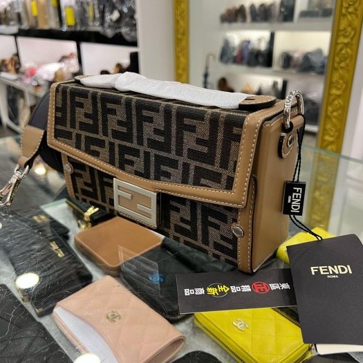 東區正精品㊣FENDI soft trunk Baguette 7VA565 全新老花帆布奶茶色皮革銀釦翻蓋肩背包法棍包斜背包 RZ6008-1
