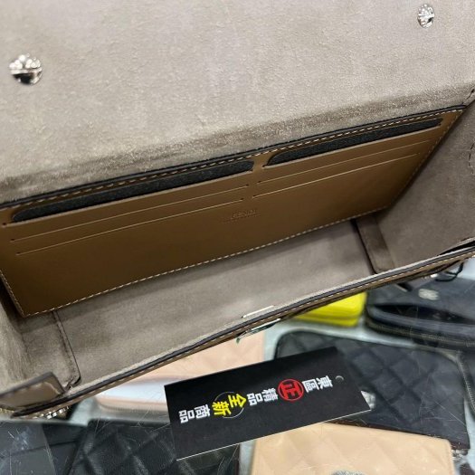 東區正精品㊣FENDI soft trunk Baguette 7VA565 全新老花帆布奶茶色皮革銀釦翻蓋肩背包法棍包斜背包 RZ6008-3
