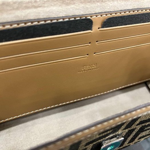 東區正精品㊣FENDI soft trunk Baguette 7VA565 全新老花帆布奶茶色皮革銀釦翻蓋肩背包法棍包斜背包 RZ6008-5