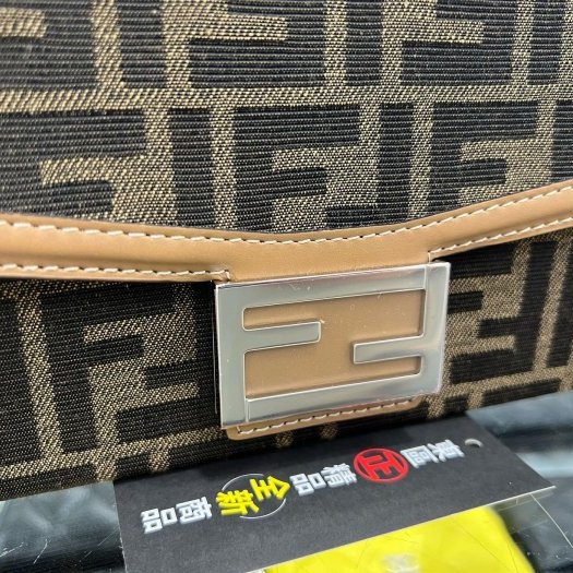 東區正精品㊣FENDI soft trunk Baguette 7VA565 全新老花帆布奶茶色皮革銀釦翻蓋肩背包法棍包斜背包 RZ6008-8