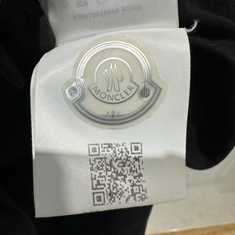 【美收精品】MONCLER 黑底白字短袖上衣 4-266【隔月月中將轉賣至日本 上架期限30天】-7