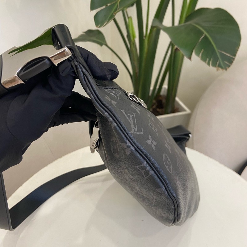 LV Discovery 黑武士男士胸包腰包-9