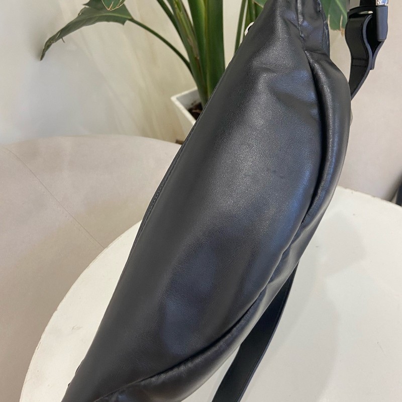 LV Discovery 黑武士男士胸包腰包-11