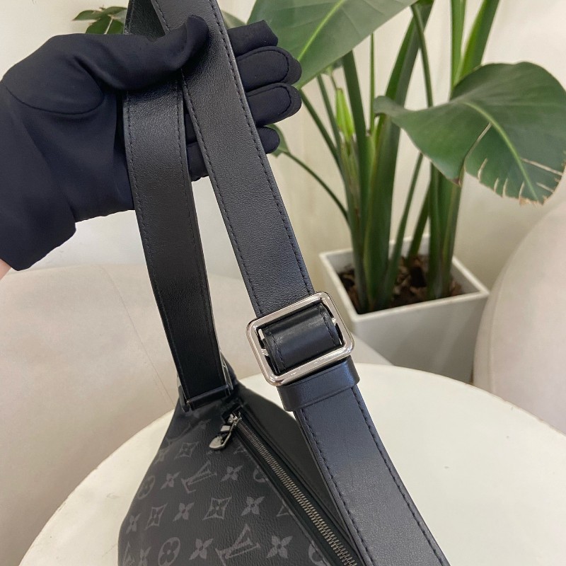 LV Discovery 黑武士男士胸包腰包-19