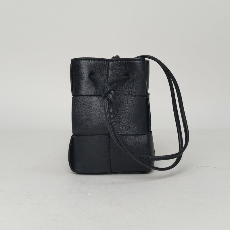 BOTTEGA VENETA 黑色羊皮bv迷你編織小水桶肩背包-0