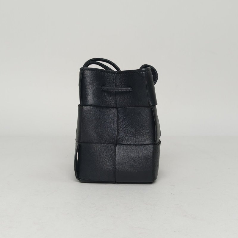 BOTTEGA VENETA 黑色羊皮bv迷你編織小水桶肩背包-1