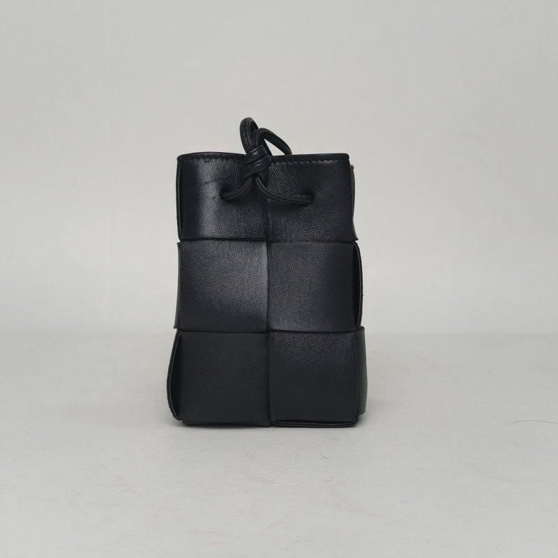BOTTEGA VENETA 黑色羊皮bv迷你編織小水桶肩背包-2