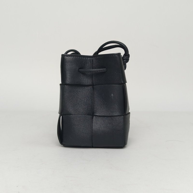 BOTTEGA VENETA 黑色羊皮bv迷你編織小水桶肩背包-3