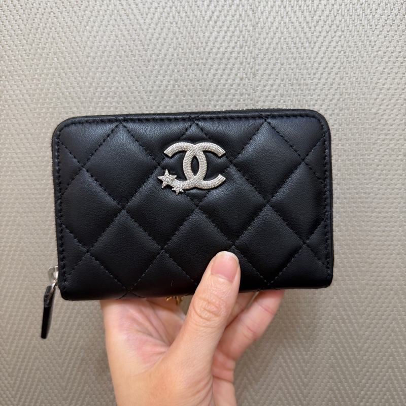 Chanel 黑羊皮銀釦星星水鑽Logo拉鏈零錢卡包-0