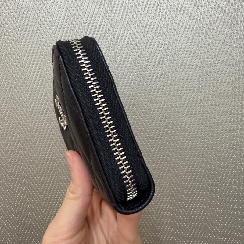 Chanel 黑羊皮銀釦星星水鑽Logo拉鏈零錢卡包-2