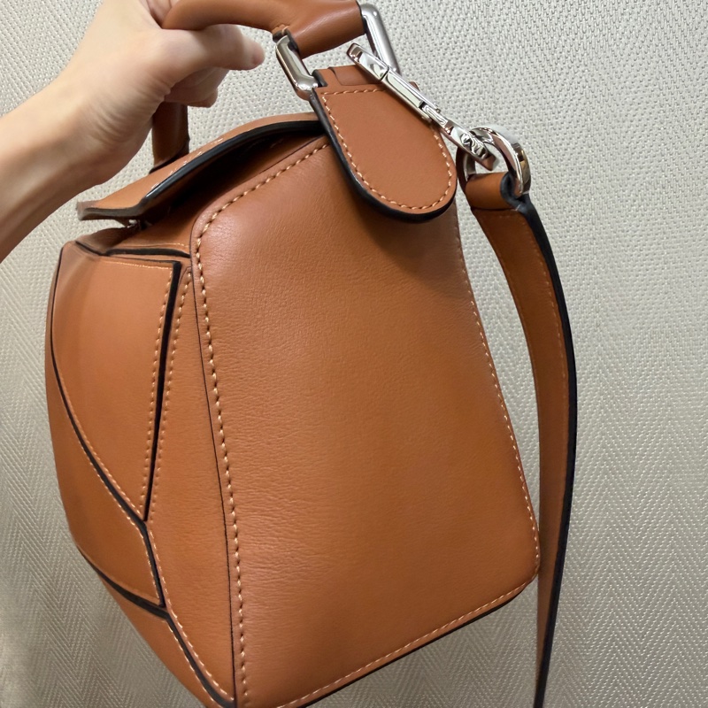 Loewe 焦糖牛皮銀釦Puzzle小號手提斜背包-1