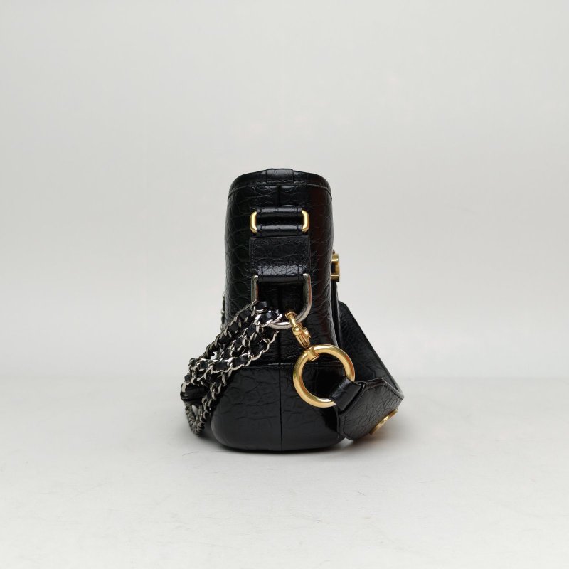 CHANEL GABRIELLE流浪小號20黑色牛皮28開金銀扣鱷魚壓紋寬LOGO手提肩背包-3
