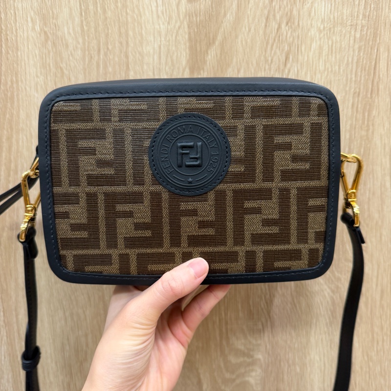 Fendi PVC黑牛皮金釦斜背相機包-0