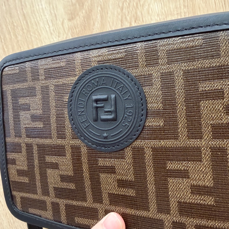 Fendi PVC黑牛皮金釦斜背相機包-1