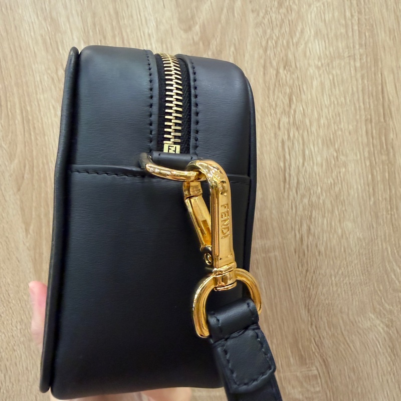 Fendi PVC黑牛皮金釦斜背相機包-2