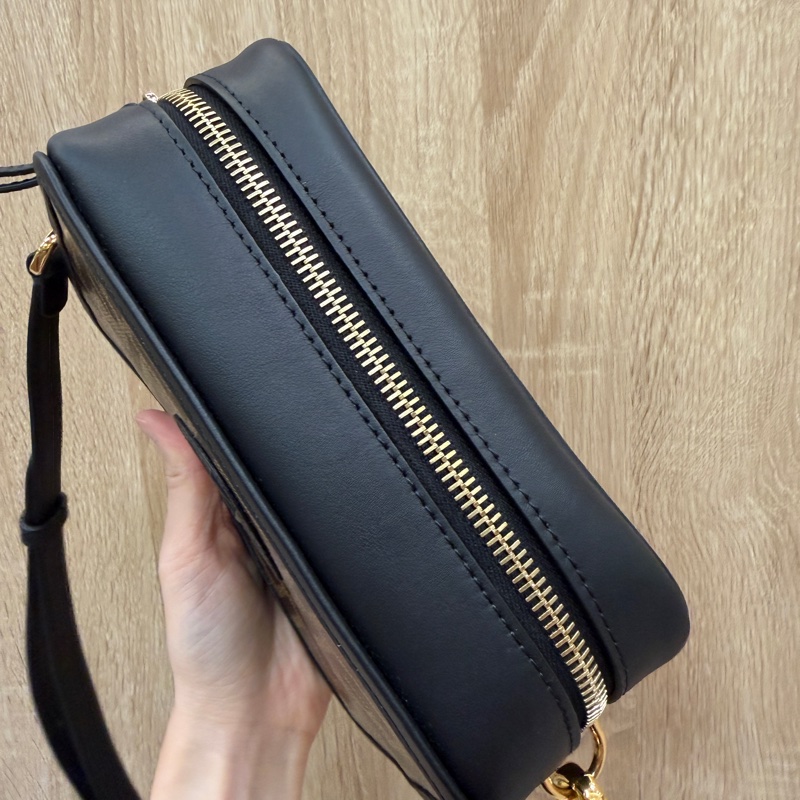 Fendi PVC黑牛皮金釦斜背相機包-3