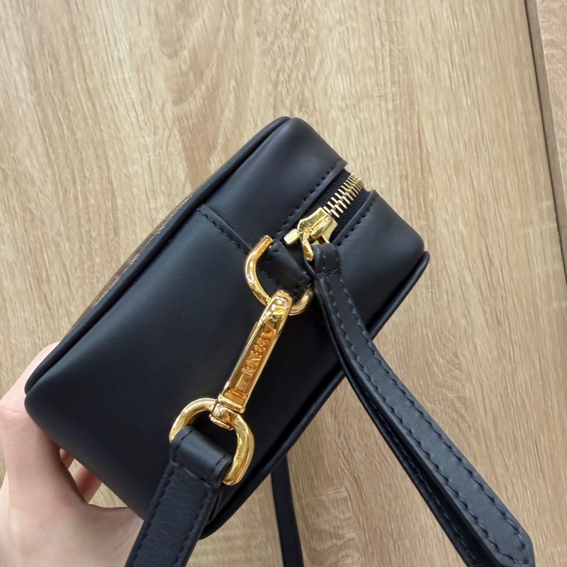 Fendi PVC黑牛皮金釦斜背相機包-4