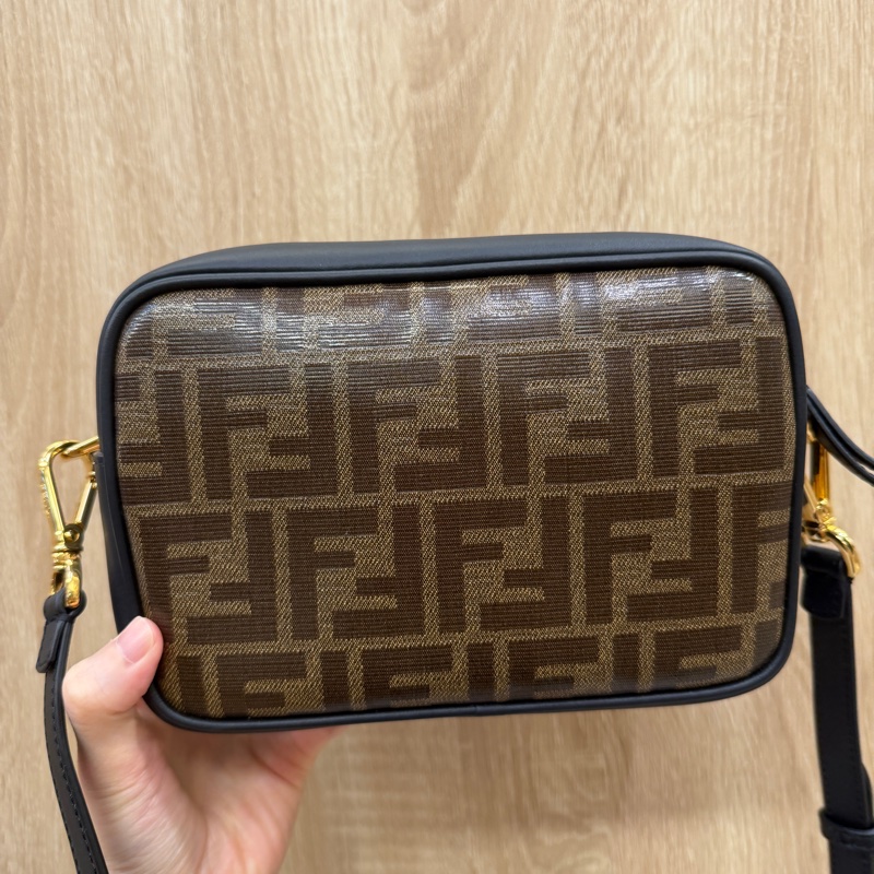 Fendi PVC黑牛皮金釦斜背相機包-5