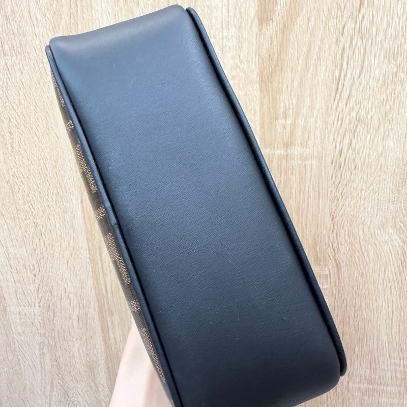 Fendi PVC黑牛皮金釦斜背相機包-6