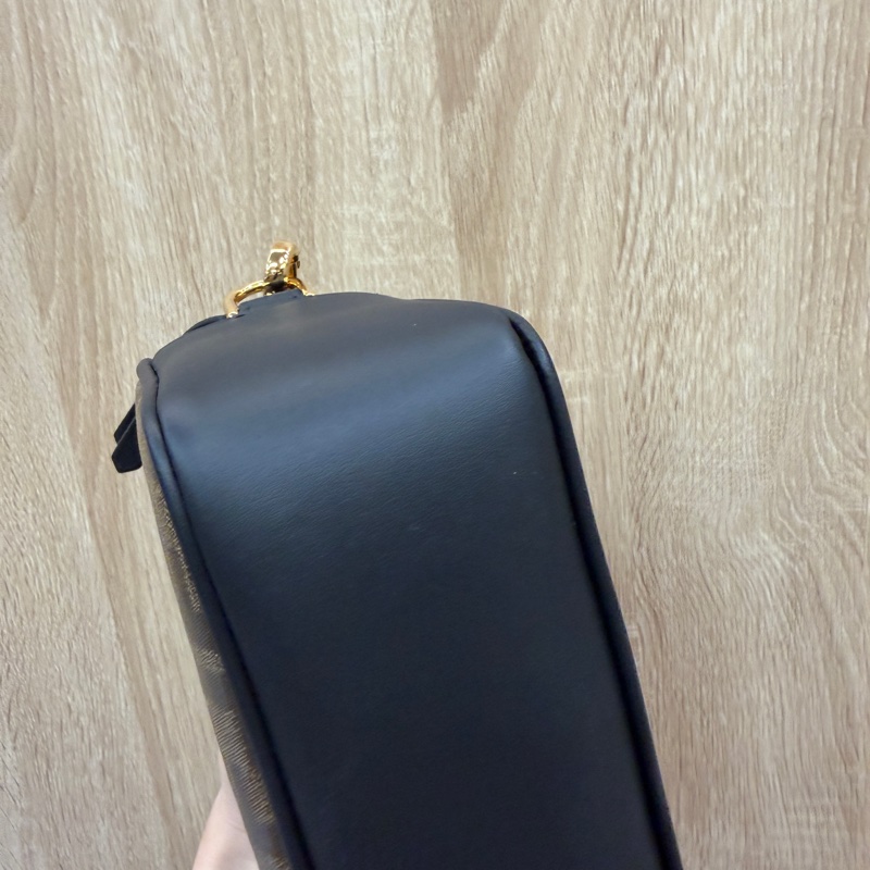 Fendi PVC黑牛皮金釦斜背相機包-7