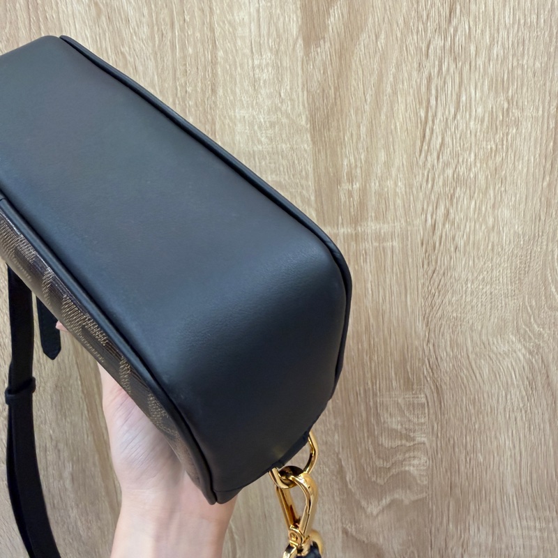 Fendi PVC黑牛皮金釦斜背相機包-8