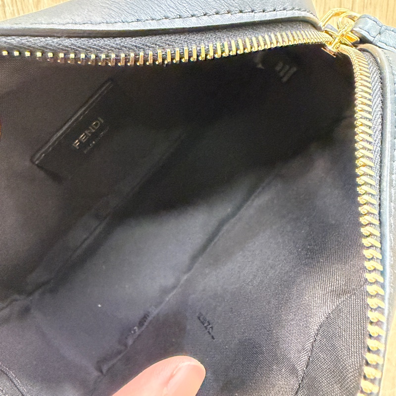 Fendi PVC黑牛皮金釦斜背相機包-9