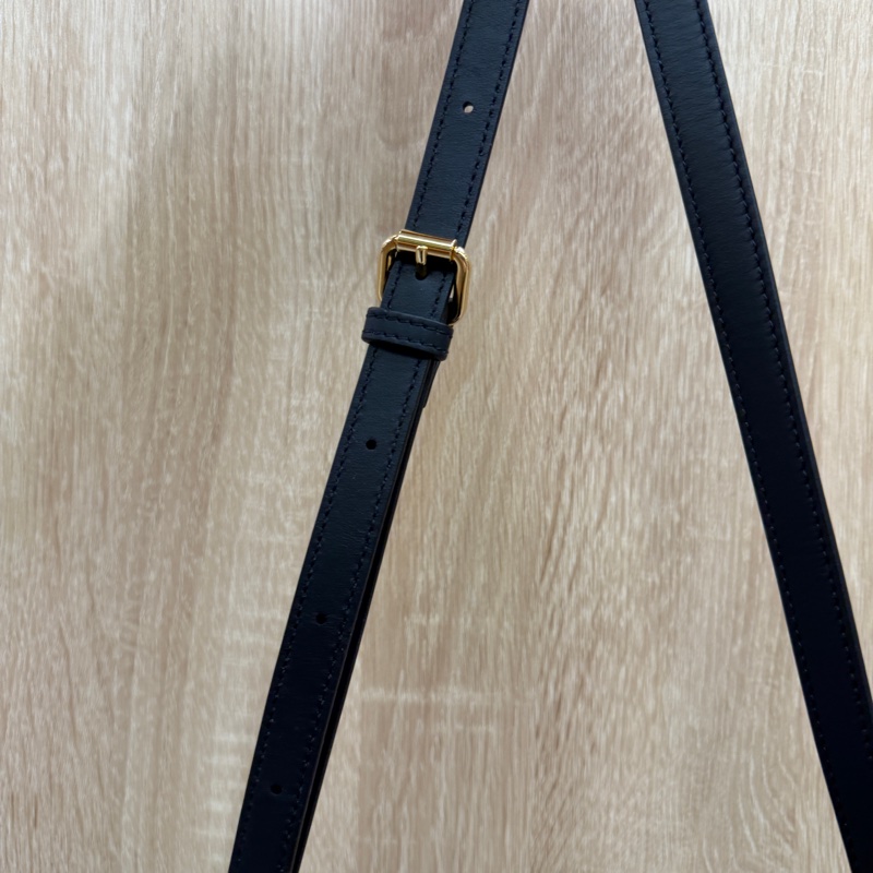 Fendi PVC黑牛皮金釦斜背相機包-11