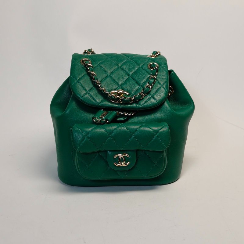CHANEL Duma抽繩口蓋雙肩包單口袋小號18綠色羊皮晶片開淺金扣肩背包-0