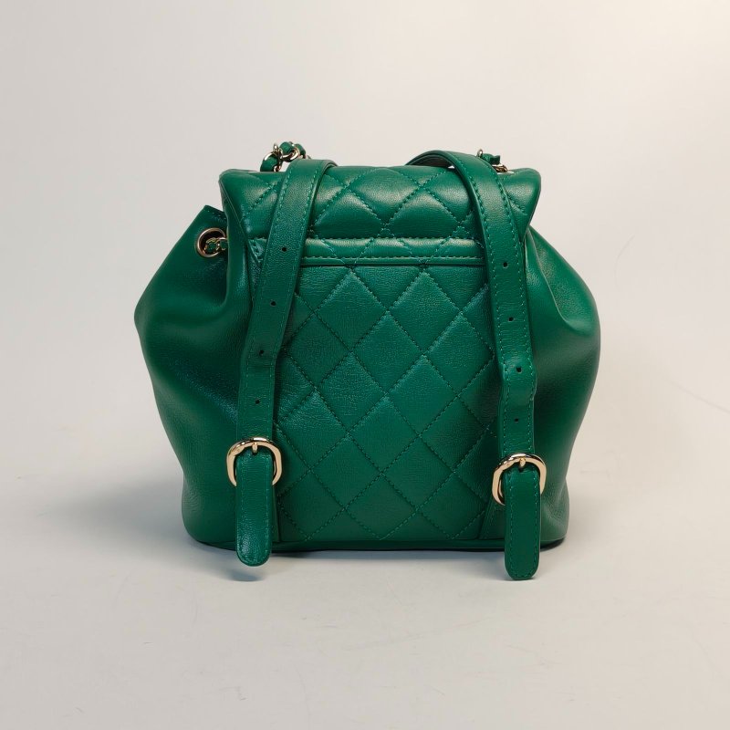 CHANEL Duma抽繩口蓋雙肩包單口袋小號18綠色羊皮晶片開淺金扣肩背包-1