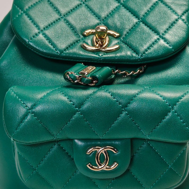 CHANEL Duma抽繩口蓋雙肩包單口袋小號18綠色羊皮晶片開淺金扣肩背包-4