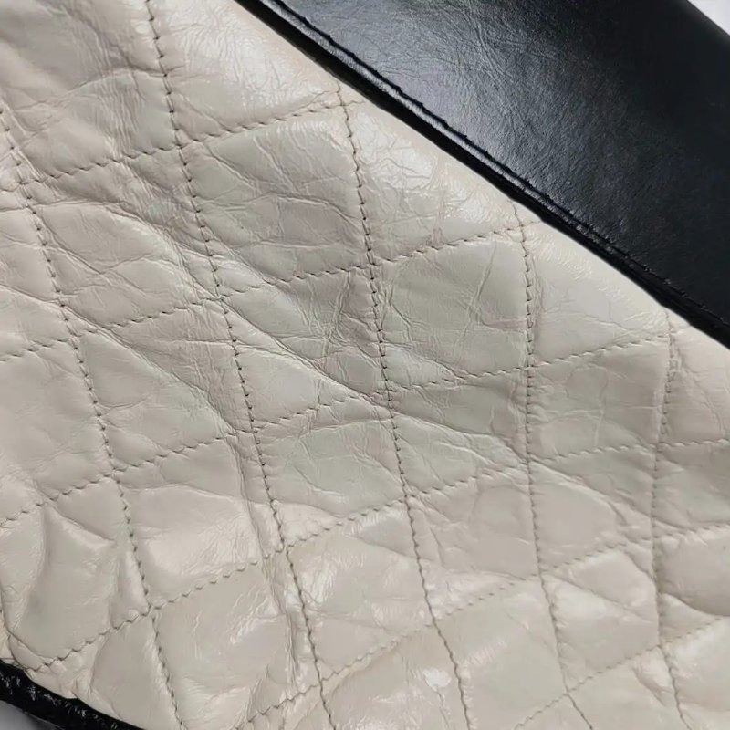 CHANEL GABRIELLE 中號 自色牛皮萎格紋絎縫流浪包單肩包斜挎包-11