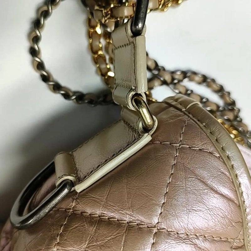 CHANEL GABRIELLE 中號 粉色牛皮菱格紋綉縫流浪包斜挎包單肩包-15