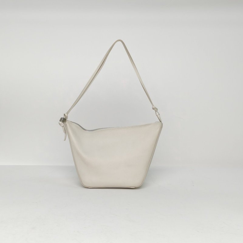 LOEWE HammockHobo浮雕字謎迷你白色牛皮銀扣肩背包-2