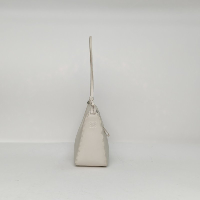 LOEWE HammockHobo浮雕字謎迷你白色牛皮銀扣肩背包-3