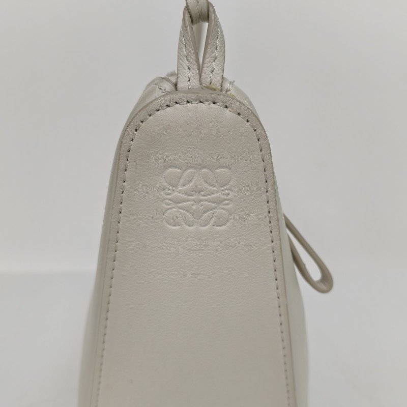 LOEWE HammockHobo浮雕字謎迷你白色牛皮銀扣肩背包-4