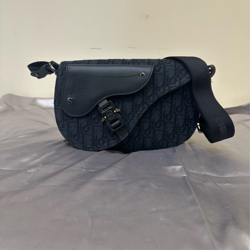 Dior 黑緹花黑牛皮Saddle黑釦翻蓋斜背郵差包1ADPO325YKY-0