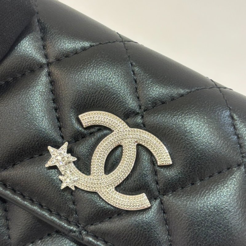 CHANEL黑羊皮銀Logo星星釦式卡包-2