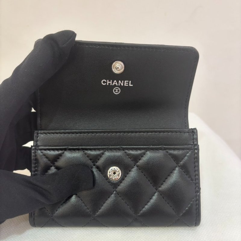 CHANEL黑羊皮銀Logo星星釦式卡包-4