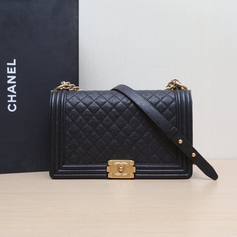 CHANEL Leboy中大號28黑色荔枝牛皮23開金扣菱格紋肩背包-0