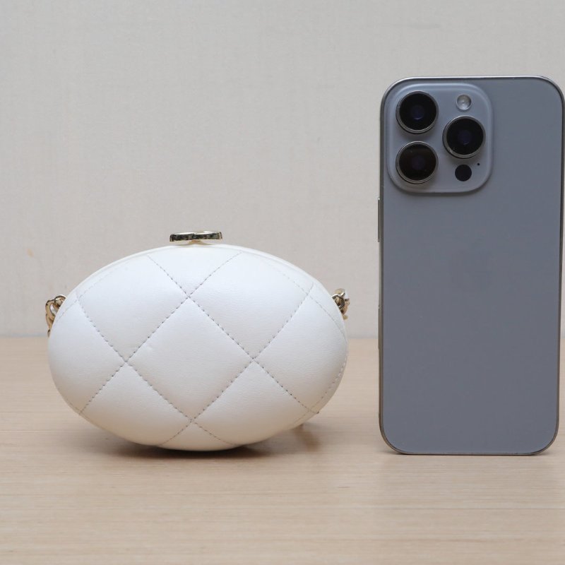 CHANEL 白色羊皮鐳射標金扣23SS恐龍蛋鏈條包單肩包肩背包-4