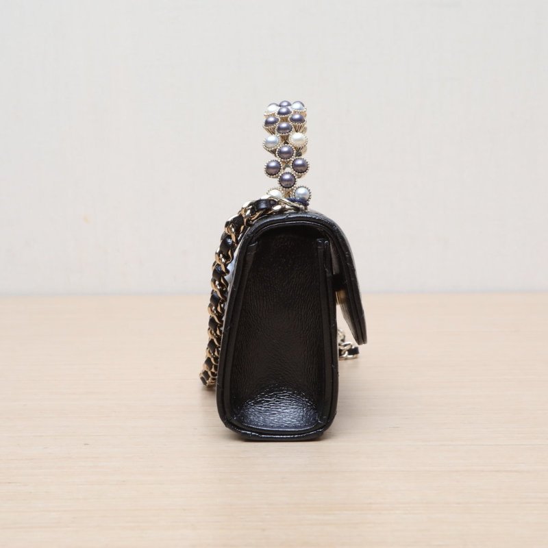 CHANEL 黑色牛皮鐳射標金扣24p珍珠手柄miniwoc肩背包-3