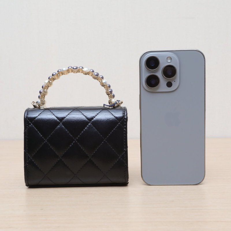CHANEL 黑色牛皮鐳射標金扣24p珍珠手柄miniwoc肩背包-4
