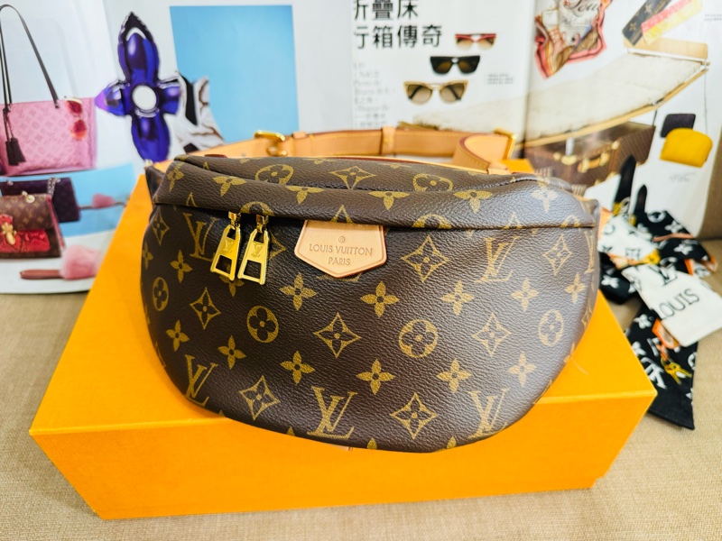 ✨售 二手真品    LOUIS VUITTON LV M43644 經典Monogram 拉鍊腰包/斜背包-1