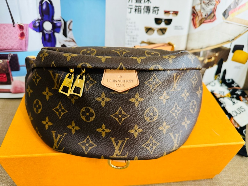 ✨售 二手真品    LOUIS VUITTON LV M43644 經典Monogram 拉鍊腰包/斜背包-3