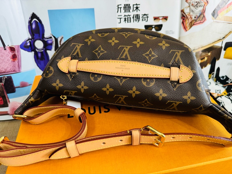 ✨售 二手真品    LOUIS VUITTON LV M43644 經典Monogram 拉鍊腰包/斜背包-4
