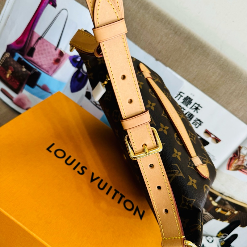 ✨售 二手真品    LOUIS VUITTON LV M43644 經典Monogram 拉鍊腰包/斜背包-5