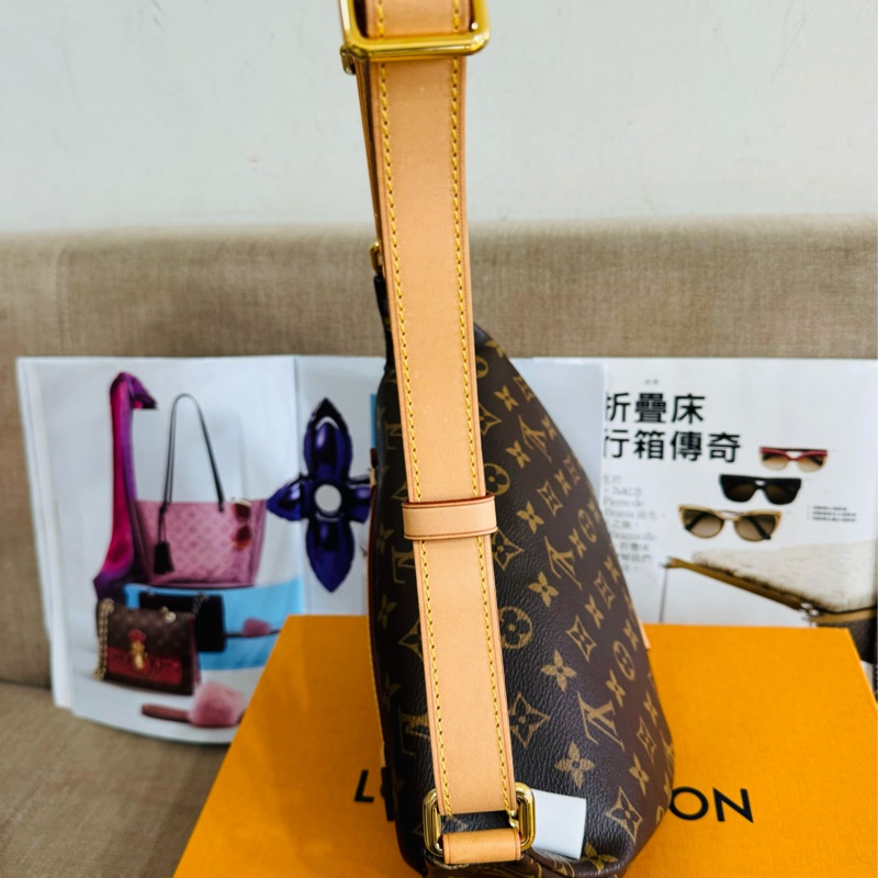 ✨售 二手真品    LOUIS VUITTON LV M43644 經典Monogram 拉鍊腰包/斜背包-6