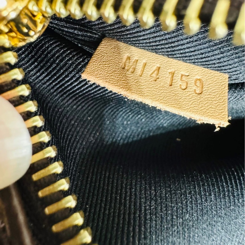 ✨售 二手真品    LOUIS VUITTON LV M43644 經典Monogram 拉鍊腰包/斜背包-15
